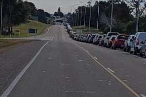 Se mantienen colas de vehículos para cruzar a la Argentina en el puente San Martín