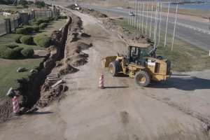 La intendencia construye rotonda y calle de acceso paralela a la ruta, en Parada 42 de Playa Mansa