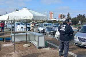 Personal de MTOP probó estructuras en el puerto de Punta del Este para vendedores ambulantes