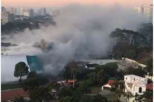 Actualización: Se reavivó el fuego y avanza por los ductos en Tienda Inglesa; un bombero se vio afectado por el humo