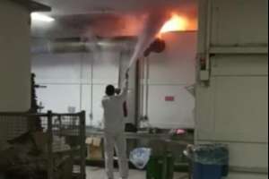 Más de 24 horas de intenso trabajo de bomberos en el incendio desatado en Tienda Inglesa; hubo afectación en el depósito, donde había varios vehículos