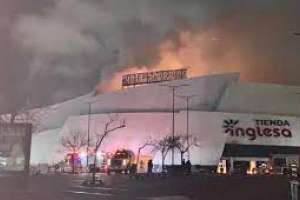 Incendio de Tienda Inglesa se descontroló esta madrugada y avanza por gran parte del shopping