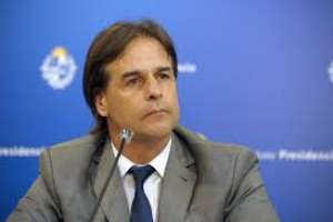 Lacalle Pou anunció que el gobierno llevará la fibra óptica a Cerro Pelado, " a un barrio popular"