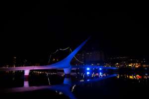 Argentina vuelve a iluminarse de azul por la independencia de Uruguay