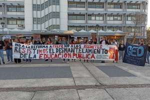 Marcha por el Día de los Mártires Estudiantiles terminó con concentración en la explanada del edificio comunal