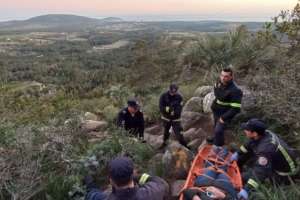 Bomberos rescató a una mujer que se lesionó en el cerro Pan de Azúcar