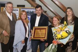 Antía reconoció al diario La Democracia por los 100 años