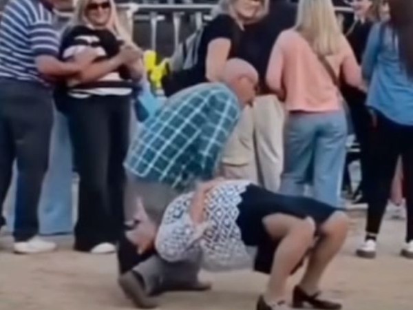 Tienen 71 y 50 años,...