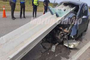 Dos personas resultaron lesionadas al chocar su auto contra un camión cargado con chapas