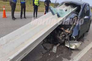 Dos personas resultaron lesionadas al chocar su auto contra un camión cargado con chapas 