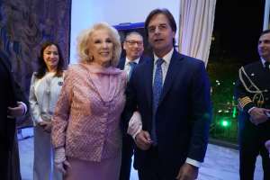 Mirta Legrand figura en embajada uruguaya en Buenos Aires en la celebración de un nuevo aniversario de la declaratoria de la independencia nacional