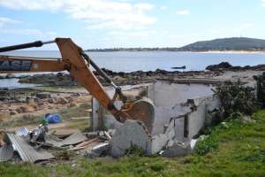 Fueron demolidas boteras privadas que estaban en predios públicos recuperándose el espacio costero en zona oeste