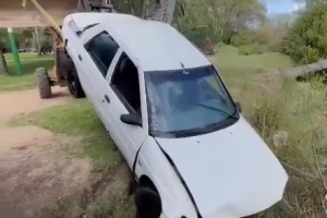 Sacaron un auto que cayó al arroyo San Carlos en circunstancias que no se conocen