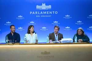 Frente Amplio presentó más de 6 mil firmas en el parlamento para impugnar proyecto votado en la junta departamental