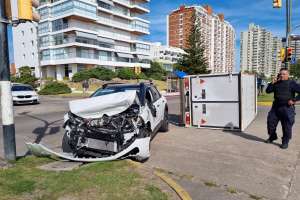 Espectacular colisión y vuelco en parada 2 de la mansa con tres lesionados