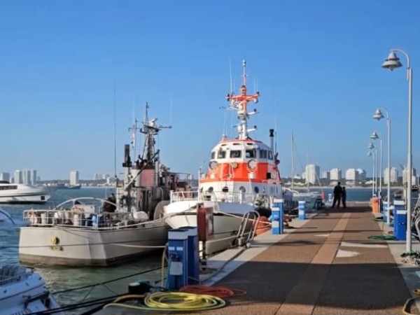 En un incidente menor una embarcación de la Armada impactó contra dos yates amarrados en el Puerto de Punta del Este.