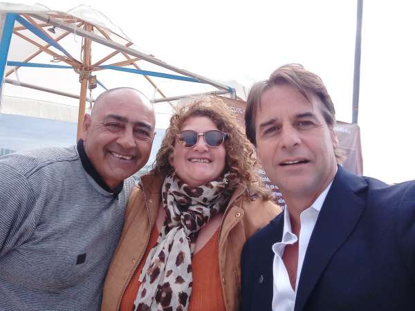 Ana y Luis los vendedores de pasteles del puerto conformes porque "el presidente cumplió"