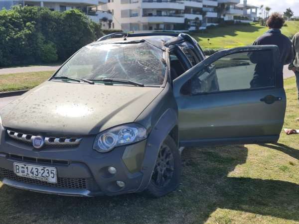 Camioneta dio dos vueltas sobre sí misma al procurar rebasar en la Parada 33