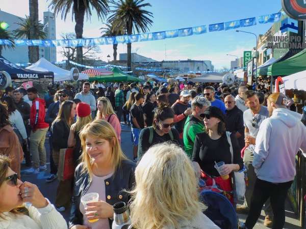 Feria gastronómica y música en vivo durante el "Mercado Central" de este domingo