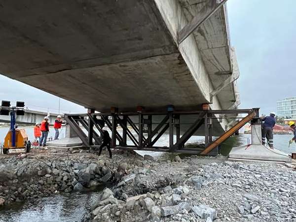 Llegó una de las cuatro vigas que servirán para apuntalar el puente dañado y ya quedó colocada