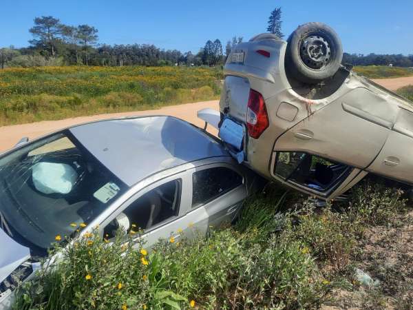 Auto terminó invertido sobre otro al chocar en fraccionamiento 4 H