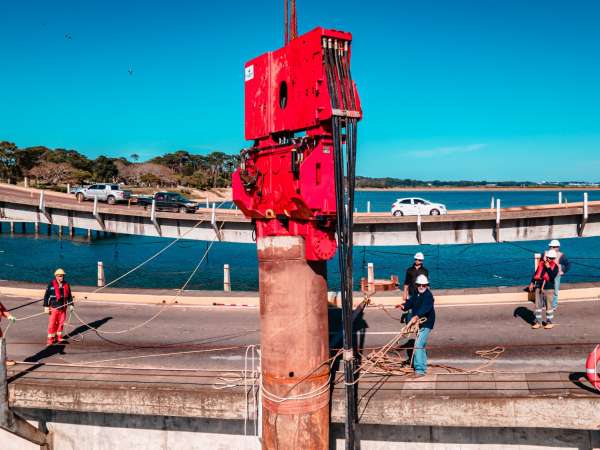 Colocaron tercer pilote en Puente 2 de la Barra y la intendencia instalará sistemas de control de velocidad y cargas sobre el Puente 1