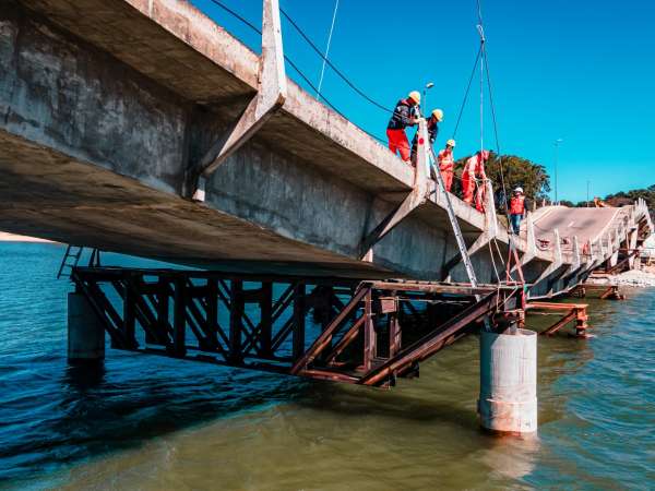 Quedó colocada la cuarta viga en el Puente dañado de la Barra