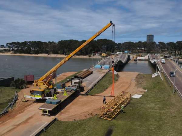 Antía sobre el puente de la Barra "no se cae y está sostenido "; este martes subió 49 cm.