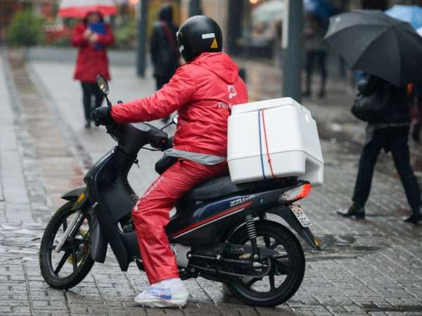 Formarán en seguridad vial a repartidores en moto y bicicleta