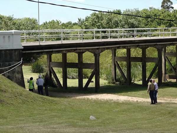 Puente sobre el arroyo San Carlos fue inspeccionado por técnicos ante aumento del tránsito y se encuentra en buenas condiciones 