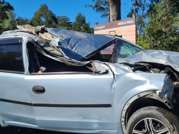 Auto terminó "debajo" de un ómnibus en Camino Aparicio Saravia