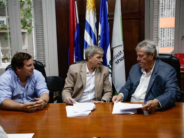 Intendencia concreta con Secretaría del Deporte obra de nueva piscina con una inversión de más de 3 millones de dólares