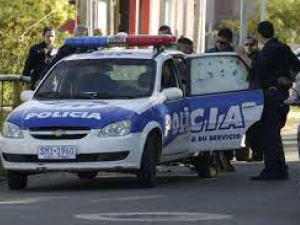 Una mujer atacó a dos niñas que cuidaba y amenazó con matarlas; la policía la detuvo