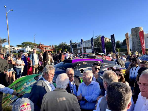 Autos de Extreme E se expusieron en zona del puerto y el ministro de Turismo les dio la bienvenida