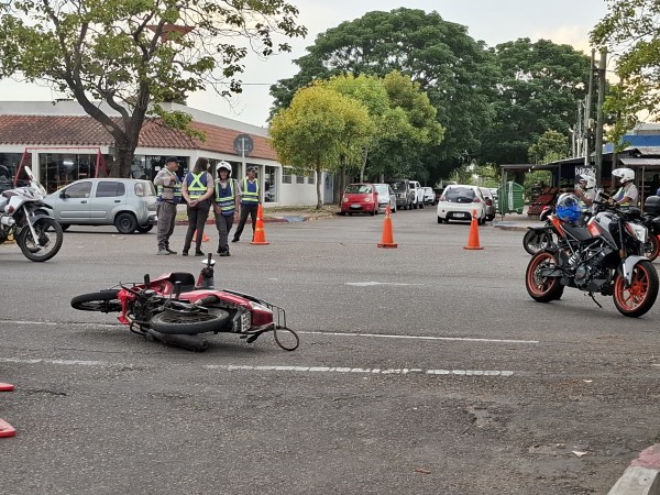 Dos motociclistas re...
