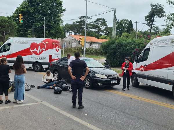 Dos personas que viajaban en una moto resultaron lesionadas tras accidente en un cruce con semáforos