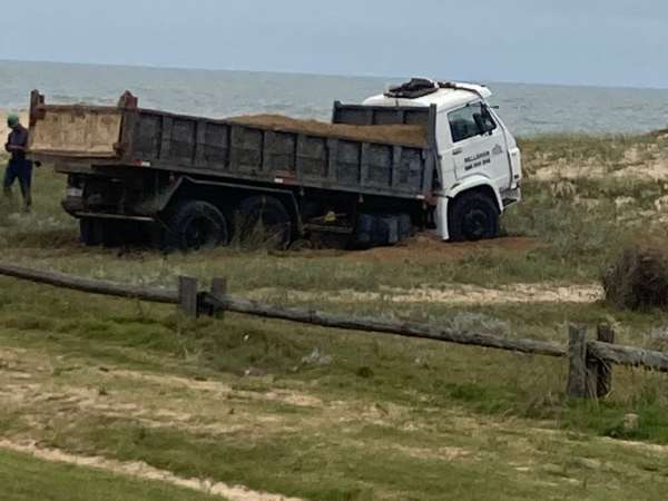 Un camión se quedó sin frenos y el conductor se lanzó del mismo