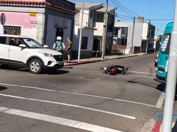 Un motonetista resultó lesionado tras colisionar con un vehículo en el centro de Maldonado