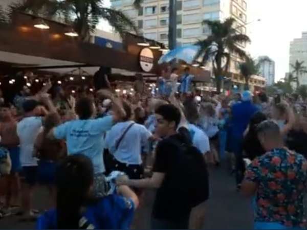 Argentinos festejan en Punta del Este tras triunfo de su selección en el mundial