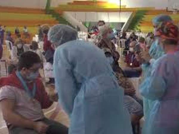 Se refuerza el uso de tapabocas y se habilitan puestos de vacunación ante aumento de casos de COVID-19
