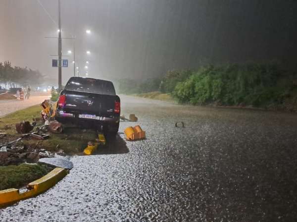 Intensa tormenta eléctrica y copiosas lluvias ocasionaron algunos inconvenientes y accidentes