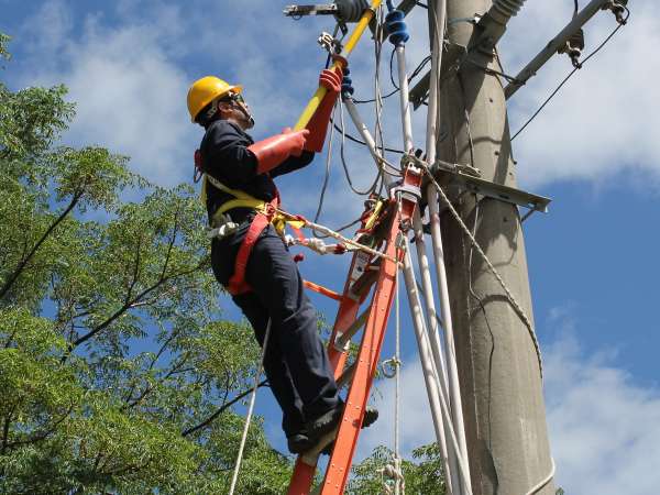 Cerca de un millar de clientes de UTE en Maldonado permanecen sin el servicio
