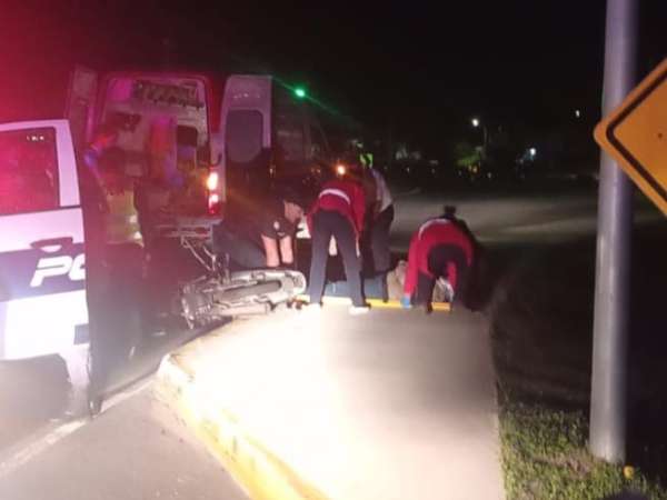 Una mujer resultó lesionada al estrellarse con su moto en rotonda
