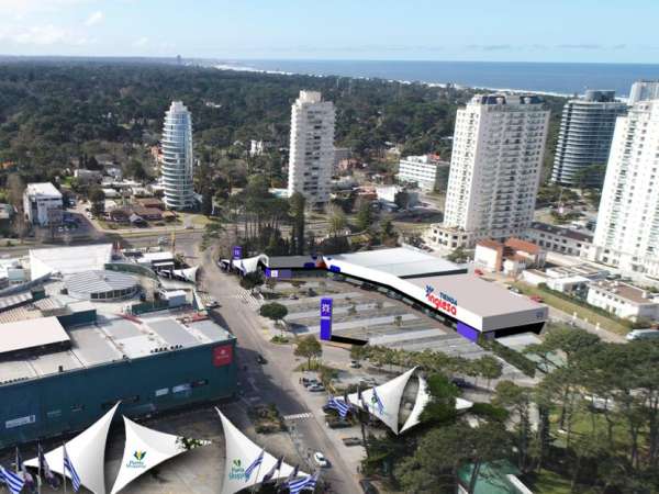 El intendente de Maldonado participa de inauguración de local provisorio de Tienda Inglesa