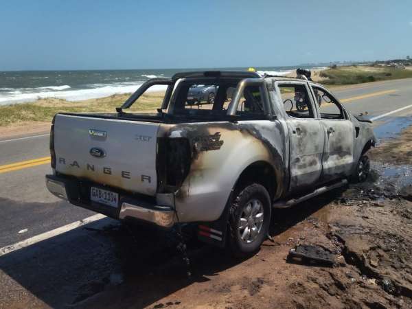Una camioneta se incendió en rutas 10 y 104; no hubo lesionados