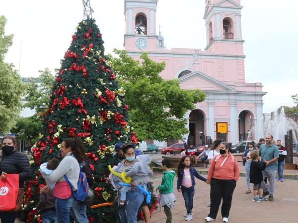 En la plaza San Fernando en el marco de otra edición de Mercado Central se enciende el árbol navideño