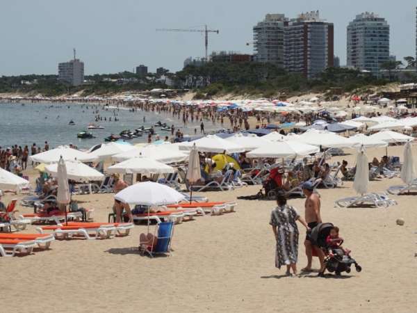 Está vigente reglamentación para servicio de sombrillas y reposeras