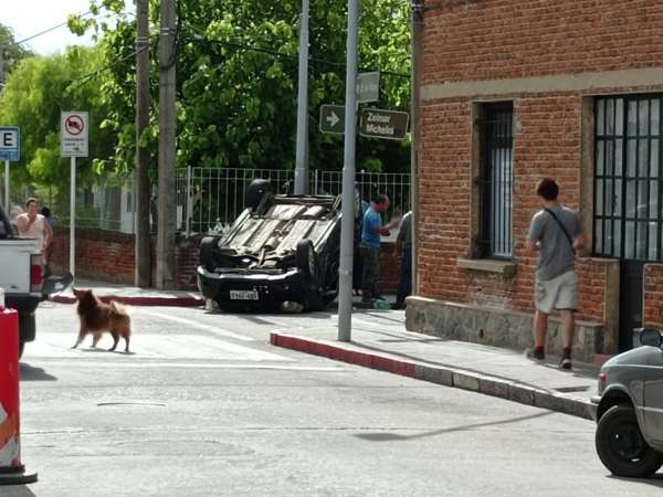 Mujer padeció traumatismo facial luego que auto en que viajaba quedara con las ruedas para arriba