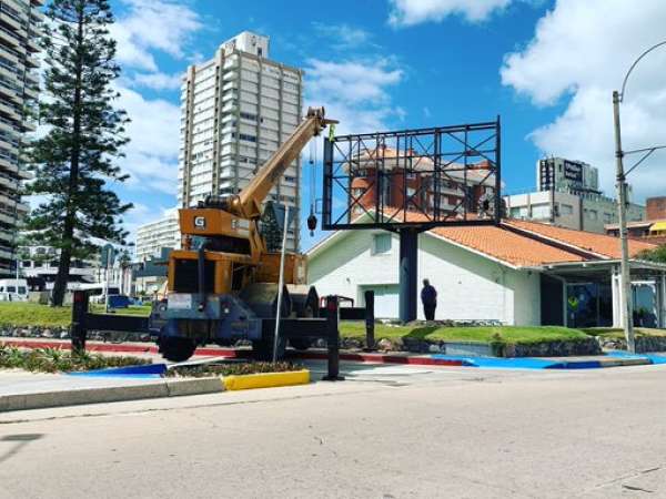 Fue retirado el cartel luminoso ubicado en la entrada de Punta del Este