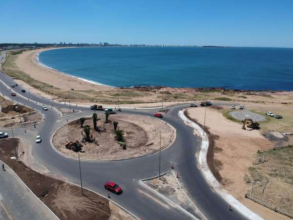 Se inaugura la rotonda de la parada 42 de Piedras del Chileno que permitirá ordenar el tránsito en el lugar